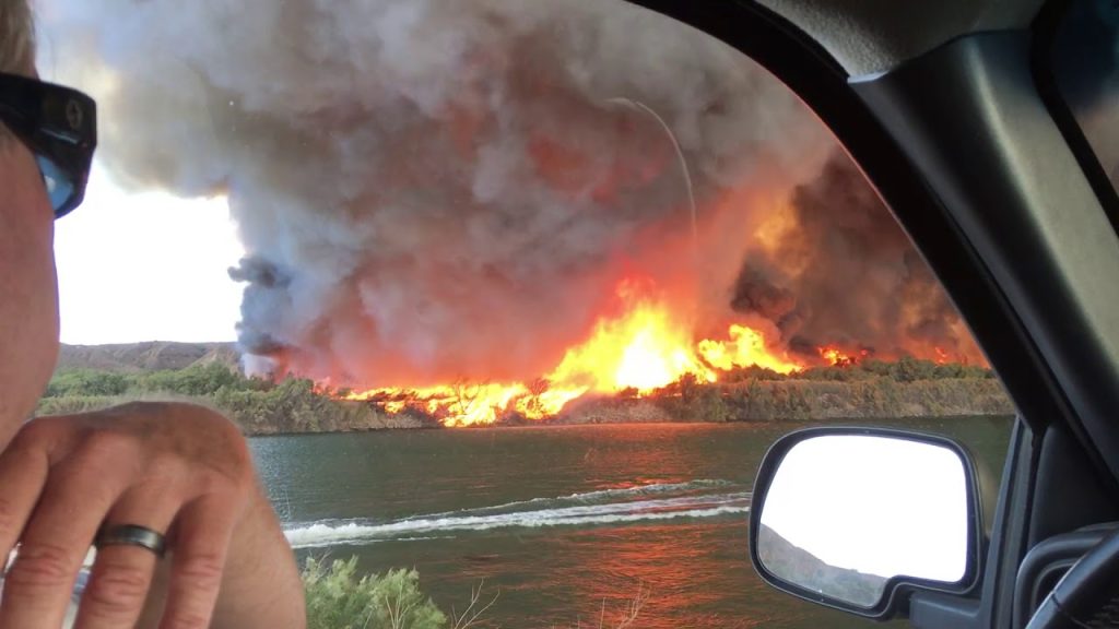 Κόλαση: Ανεμοστρόβιλος φωτιάς μετατρέπεται σε υδροστρόβιλο