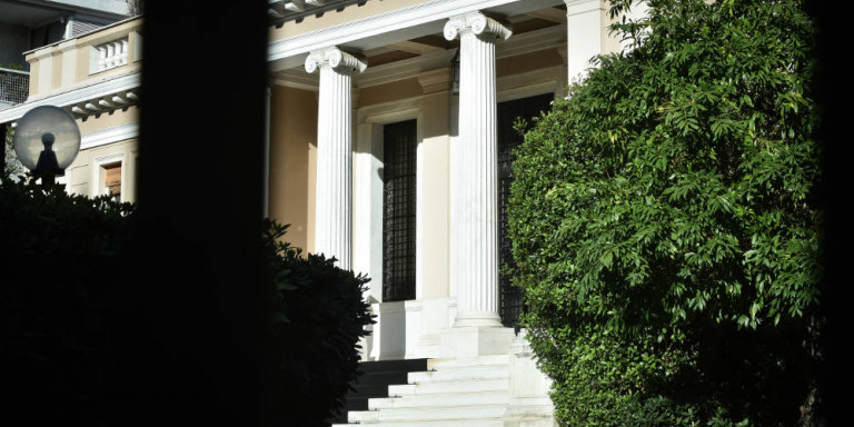 Σύσκεψη στο Μαξίμου για τις προσλήψεις σε υγεία και αστυνομία