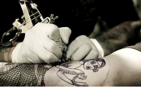 Προσοχή όσοι έχετε τατουάζ: Νανοσωματίδια από το μελάνι «ταξιδεύουν» ως τους λεμφαδένες
