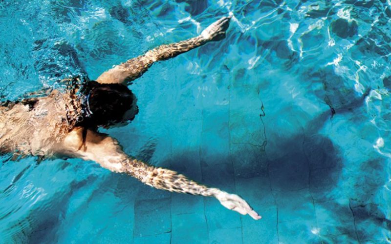 Πώς το κολύμπι μπορεί να σε βοηθήσει σε διάφορες παθήσεις