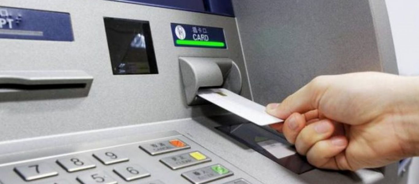 Αυξάνονται οι χρεώσεις για αναλήψεις με κάρτες από ΑΤΜ άλλων τραπεζών – Έως και 3 ευρώ πιο ακριβές