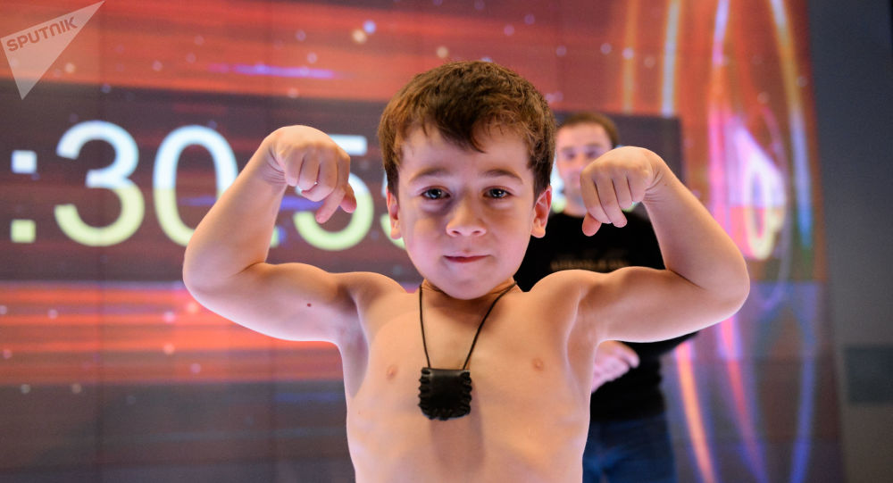 Αυτός είναι ο εξάχρονος «Σβαρτσενέγκερ» από την Τσετσενία που έχει γίνει viral – Kανει δύο παγκόσμια ρεκόρ (βίντεο-φωτο)