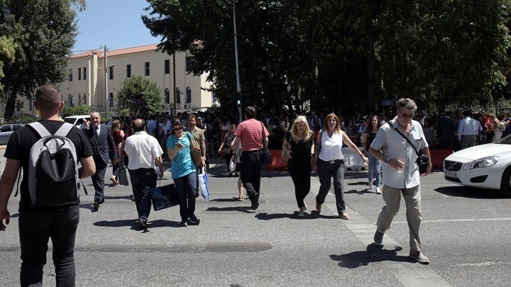 Σεισμός στην Αττική: Κομμάτια από μάρμαρα έχουν πέσει στην πλατεία Κοτζιά