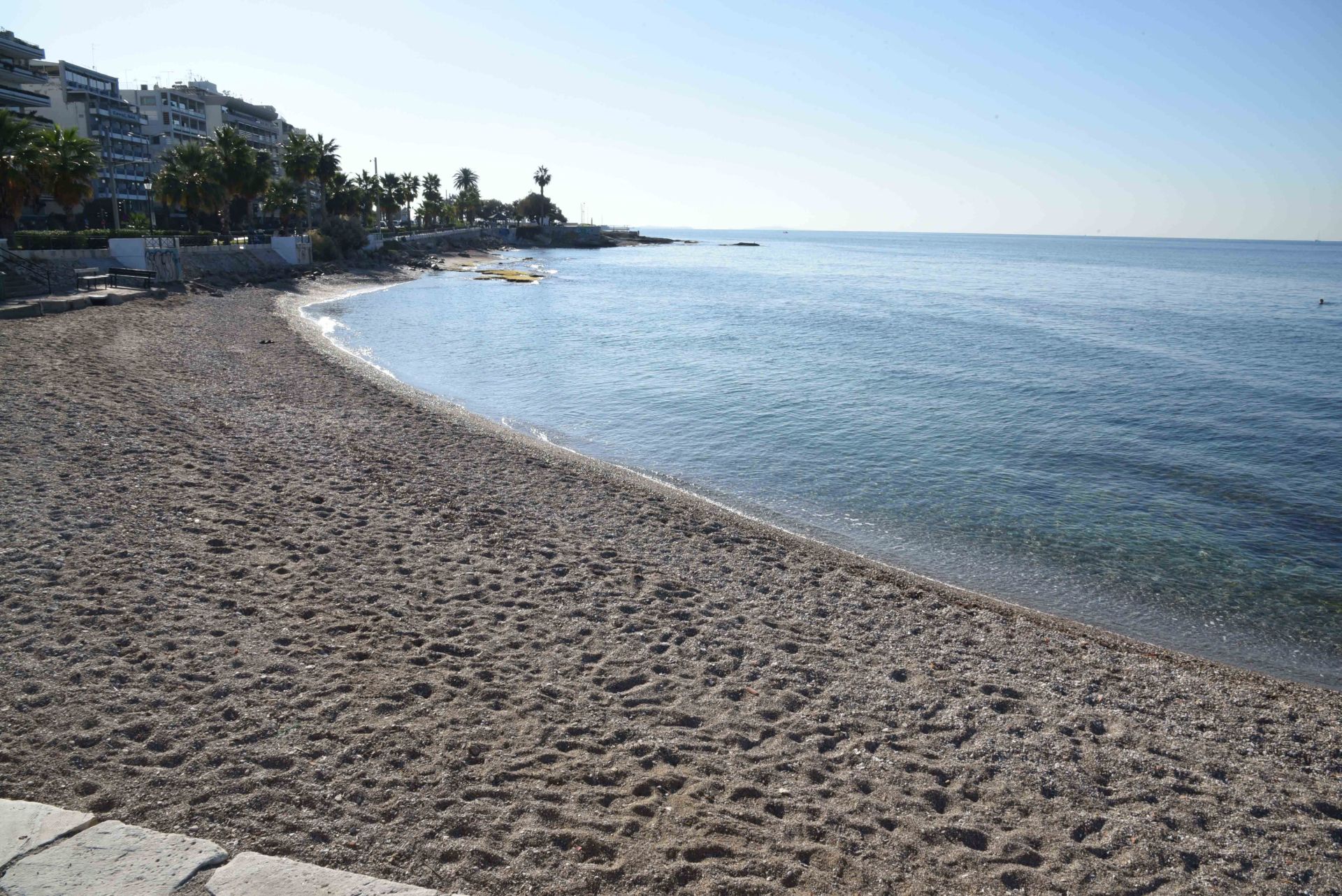 Μολυσμένες με εντερόκοκκους 16 παραλίες από τον Φλοίσβο ως το Καβούρι – Μεγάλη προσοχή (φωτο)