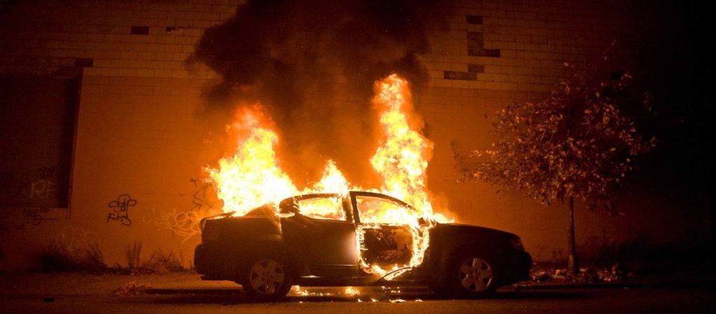 Τέσσερις φωτιές σε αυτοκίνητα κατά της διάρκεια της νύχτας