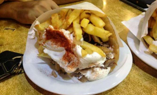 «Βάζει κάτω» το πιτόγυρο: Το πρόχειρο φαγητό του καλοκαιριού που κανείς δεν μπορεί να του αντισταθεί