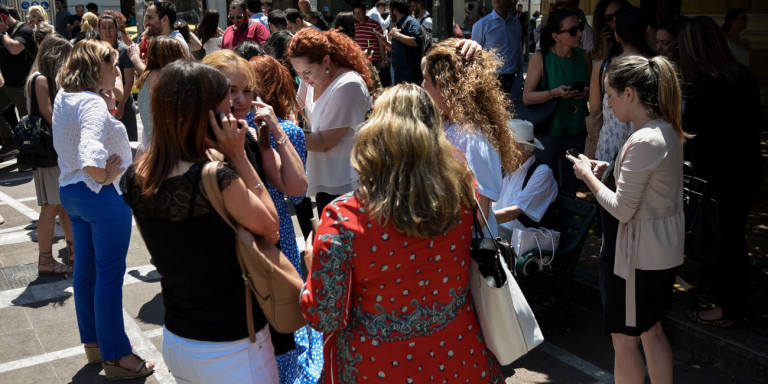 Ελικόπτερο πετάει πάνω από την Δυτική Αττική για να εντοπίσει τυχόν ζημιές