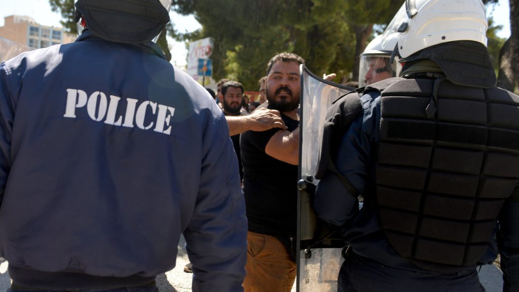 Άγρια συμπλοκή στο Μοναστηράκι: Ομάδες Ρομά κτυπιούνται με τσεκούρια και ρόπαλα (βίντεο)