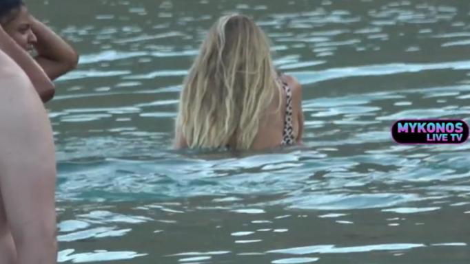 Η 32χρονη καλλονή που αναστάτωσε την Ψαρρού με το κορμί της – Αγκαλιές και φιλιά με τον σύντροφό της (βίντεο)