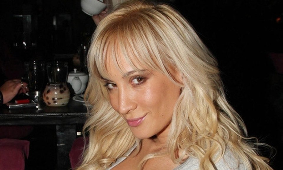 Μαρία Ματσούκα: Οι καμπύλες της αναστάτωσαν την παραλία (φωτο)