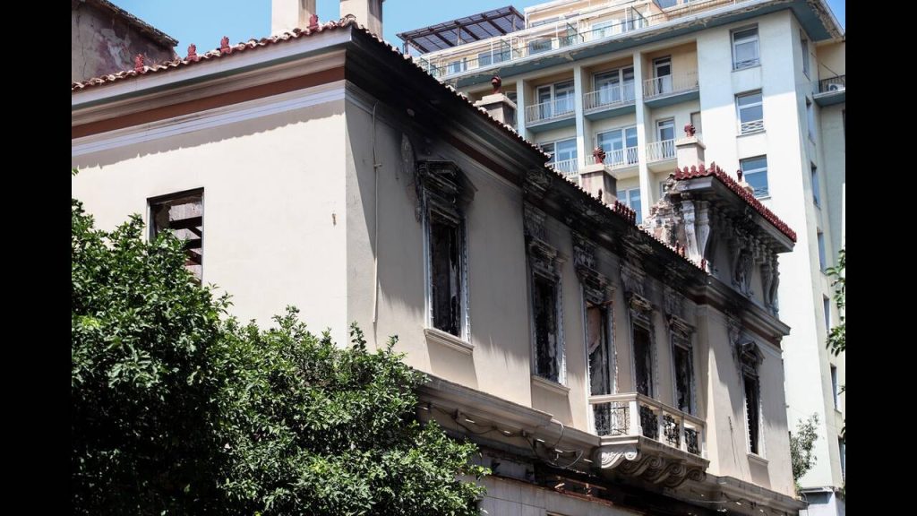 Δείτε τη στιγμή που «χτυπά» ο σεισμός όπως την κατέγραψαν οι πολίτες (βίντεο)