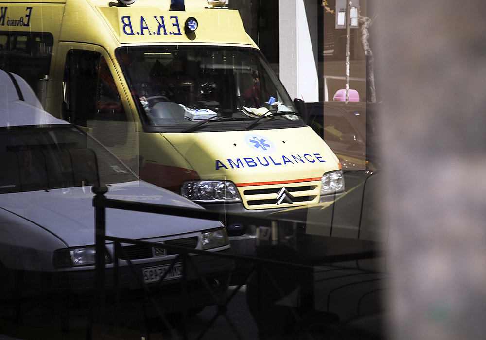 Απίστευτο περιστατικό: Έκλεψαν διασώστη του ΕΚΑΒ ενώ εκείνος βοηθούσε ασθενή