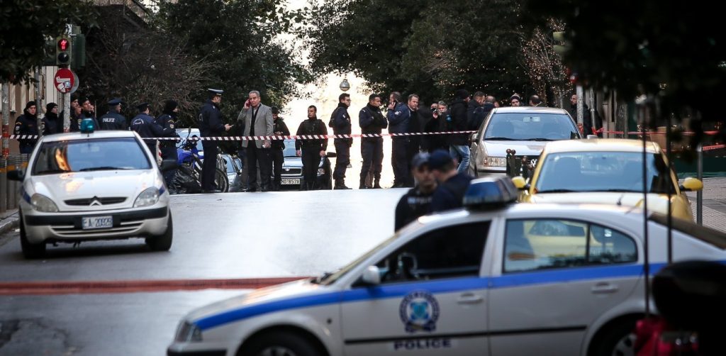 Τρόμος τα ξημερώματα: Αδίστακτοι ληστές απείλησαν με όπλα πελάτες καταστήματος και αστυνομικούς (βίντεο)