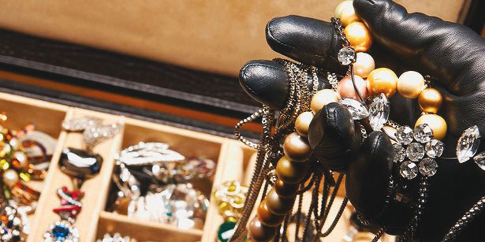 Συνελήφθησαν δύο άτομα που έκλεψαν χρυσαφικά από 69χρονη