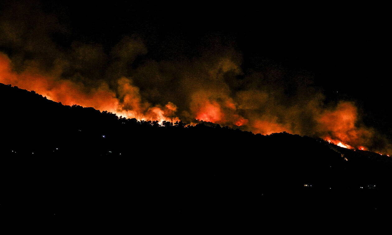 Φωτιά στον Κιθαιρώνα – Δύσκολο το βράδυ – Ενισχύθηκαν οι δυνάμεις της πυροσβεστικής