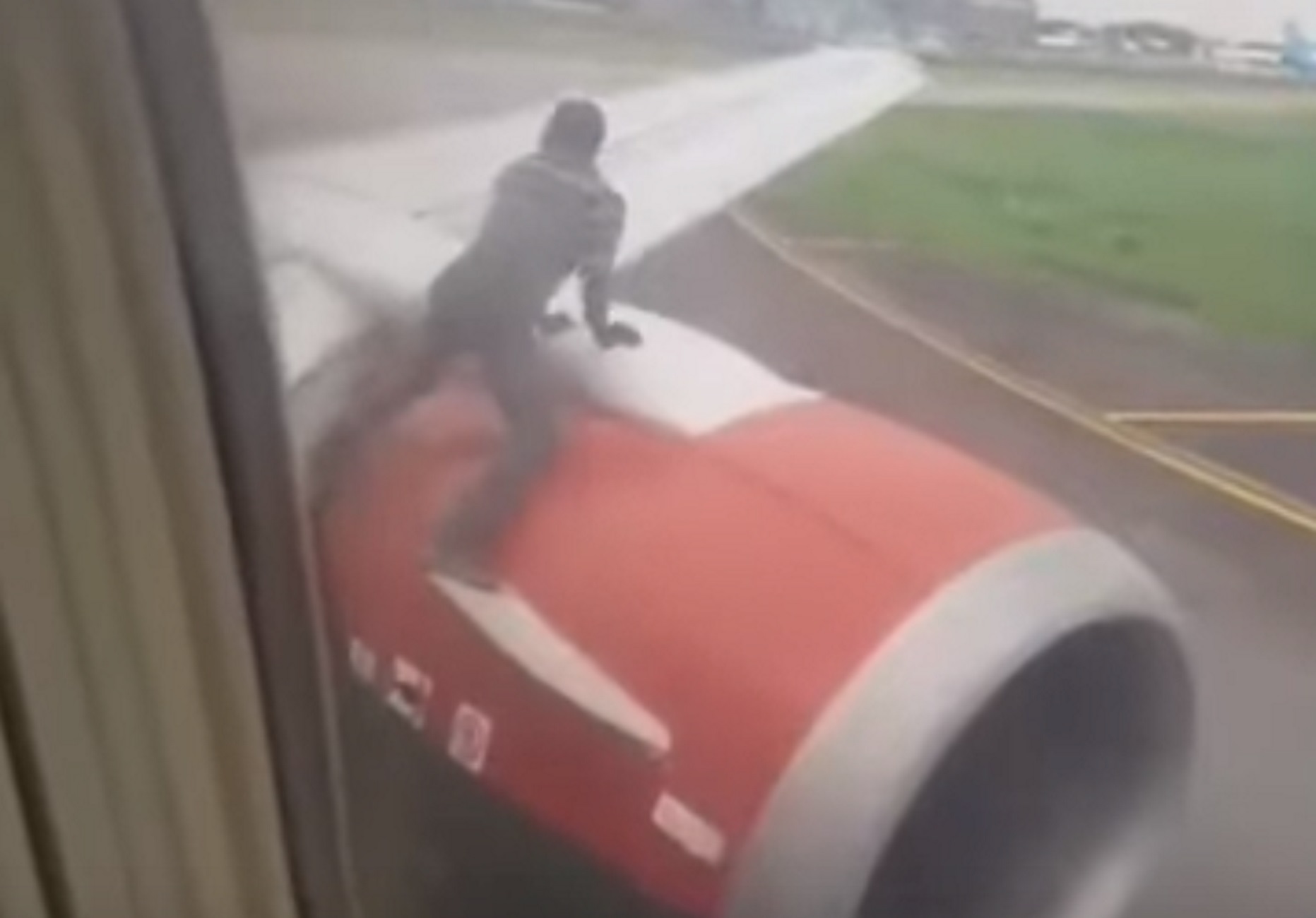 Αδιανόητο: Άνδρας ανέβηκε σε φτερό αεροπλάνου την ώρα της απογείωσης – (βίντεο)