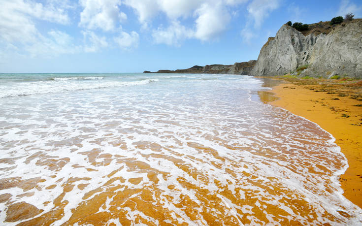 Κεφαλονιά: Η ονειρική παραλία με την πορτοκαλί άμμο (φωτο)