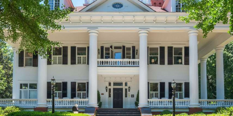 Στο σφυρί η έπαυλη του «όσα παίρνει ο άνεμος» (φωτο)