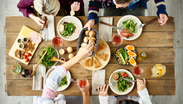 Τι πρέπει να προσέχουμε όταν τρώμε έξω το καλοκαίρι
