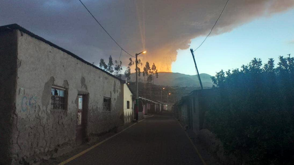Περού: Έκρηξη του ηφαιστείου Ουμπίνας – Εκκενώθηκαν κατοικημένες περιοχές (βίντεο)