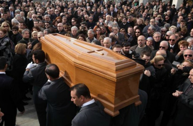 Πάτρα: Γυναίκες έπαιξαν μπουνιές πάνω από το φέρετρο – Δείτε γιατί