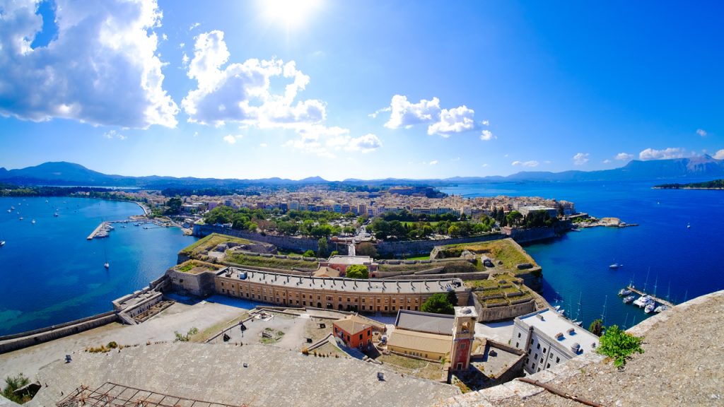 Κέρκυρα: Εντυπωσιακές απογειώσεις και προσγειώσεις αεροσκαφών σε ένα από τα πιο μαγευτικά τοπία στον κόσμο