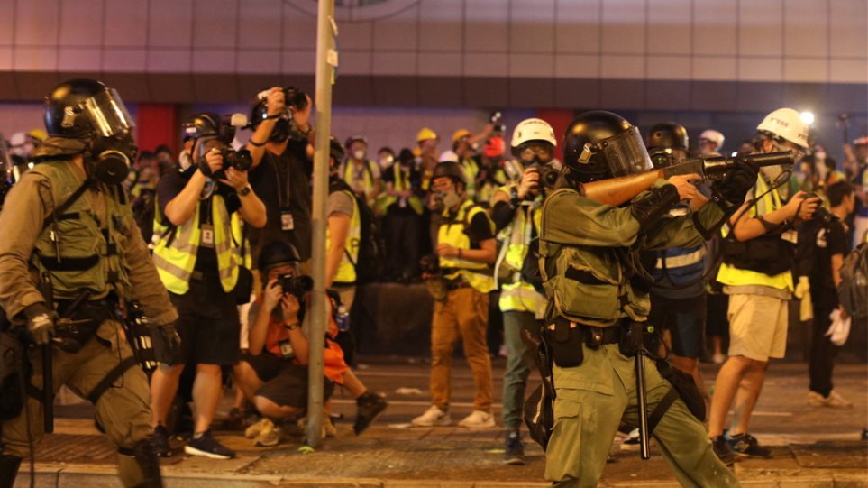 Χονγκ Κονγκ: Δακρυγόνα έπεσαν ξανά στη νέα τεράστια διαδήλωση κατά της αστυνομικής βίας