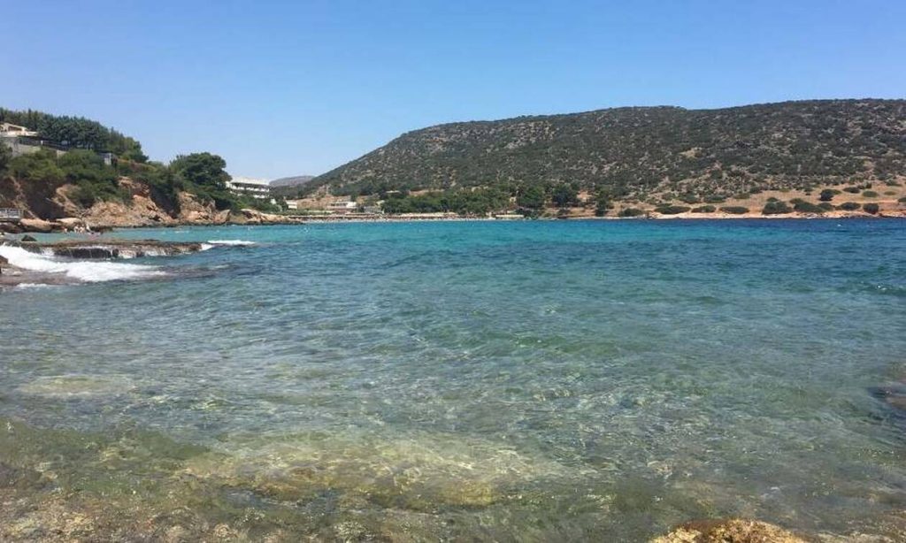 Συναγερμός στο Πόρτο Ράφτη: Βράχος κινδυνεύει να πέσει σε παραλία με κόσμο – Άμεση εκκένωση