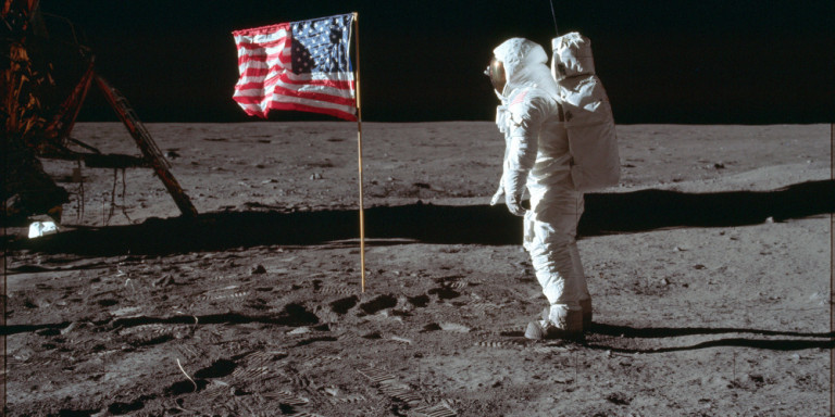 Πριν από 50 χρόνια ο Νιλ Αρμστρονγκ πάτησε το πόδι του στη Σελήνη (βίντεο)