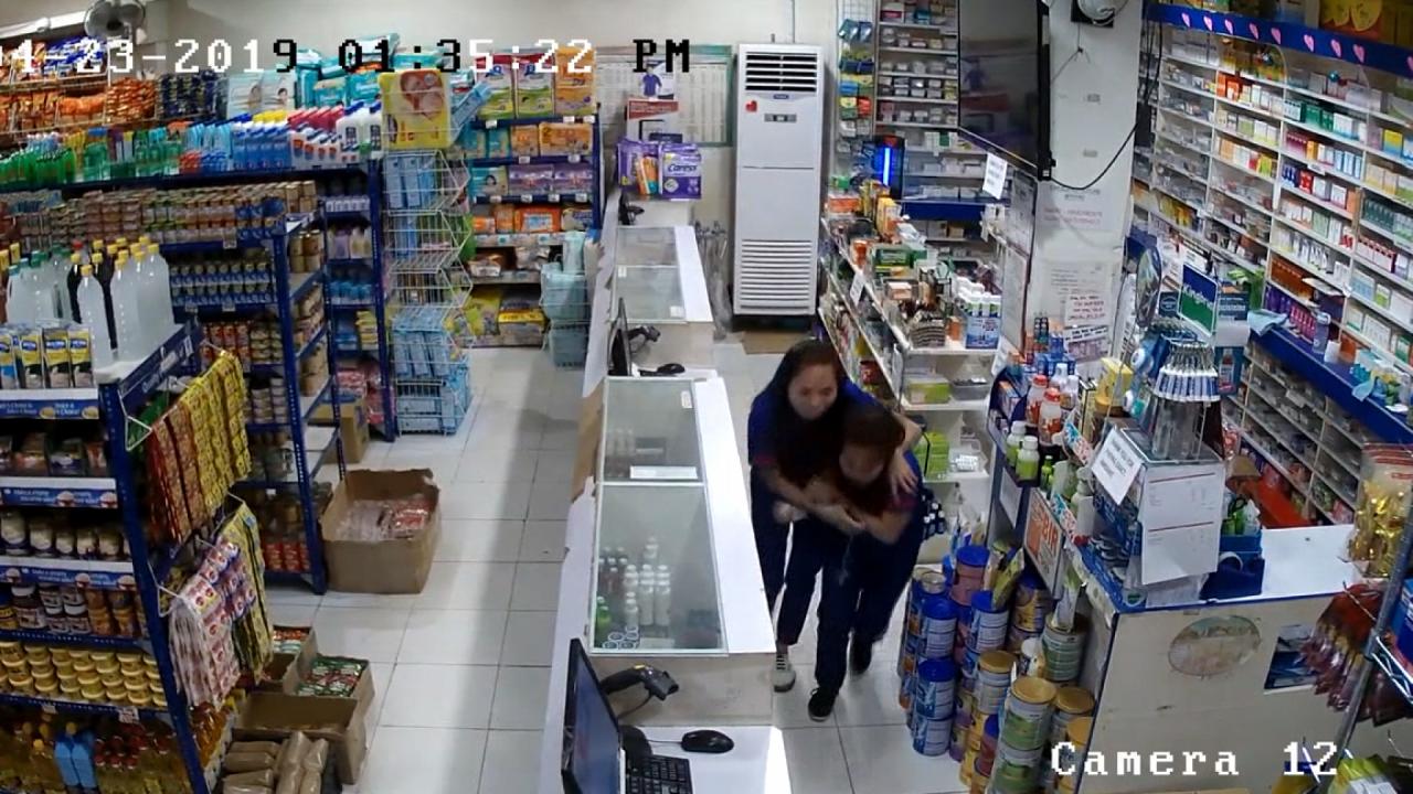 Νέο βίντεο σοκ από το σεισμό: Έντρομοι οι υπάλληλοι σούπερ μάρκετ ψάχνουν καταφύγιο