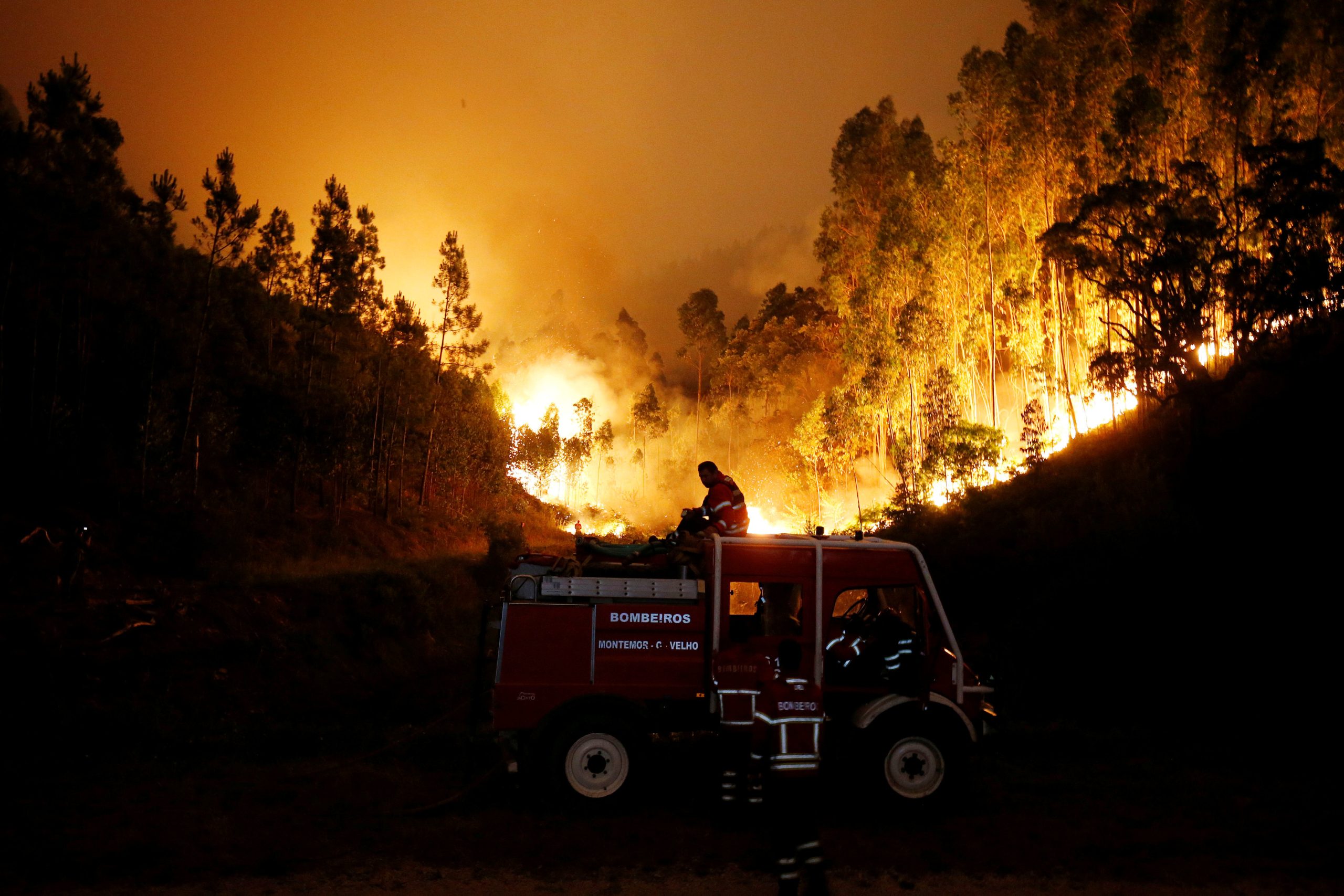 Πορτογαλία: Πάνω από 900 πυροσβέστες δίνουν μάχη με τις φλόγες – Καίγεται η χώρα (φωτο)