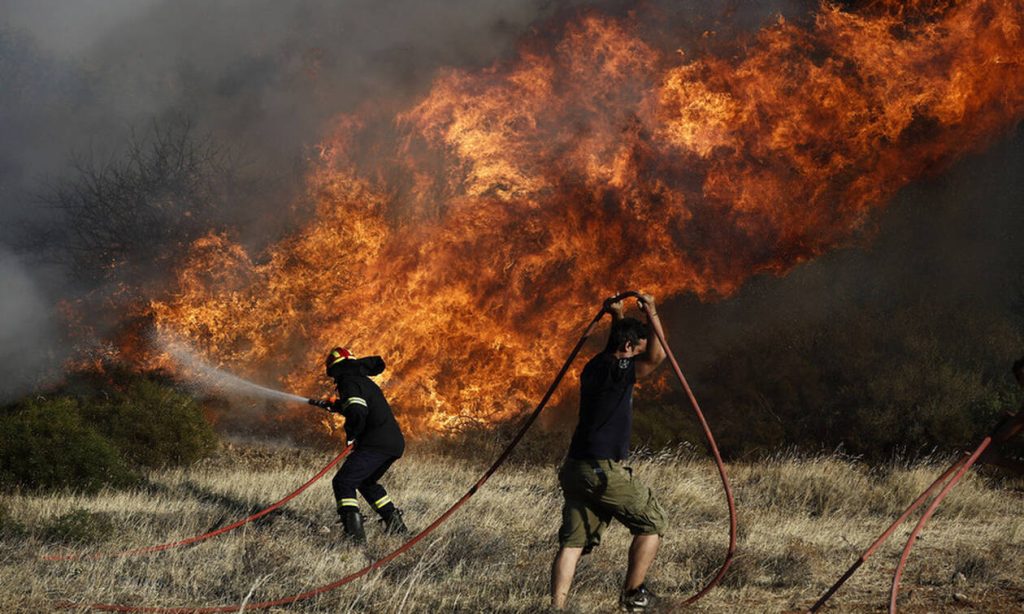 Πυρκαγιά ξέσπασε στα Μέγαρα – Επιχειρούν δύο ελικόπτερα