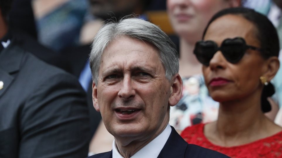 Δύο υπουργοί της Μέι θα παραιτηθούν την Τετάρτη – «Αντίο» και από τον Χάμοντ