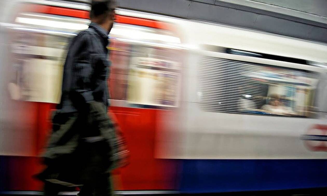 Χάος στο Λονδίνο: Έπεσαν δακρυγόνα σε συρμό του μετρό