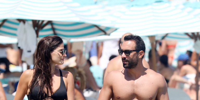 Η Χριστίνα Μπόμπα με μικροσκοπικό μαύρο μαγιό στη Μύκονο (φωτο)