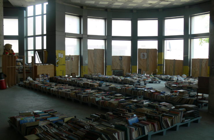3 άστεγοι στην καρδιά της Αθήνας δημιούργησαν ένα βιβλιοπωλείο – 20.000 βιβλία από τα σκουπίδια άλλαξαν τη ζωή τους