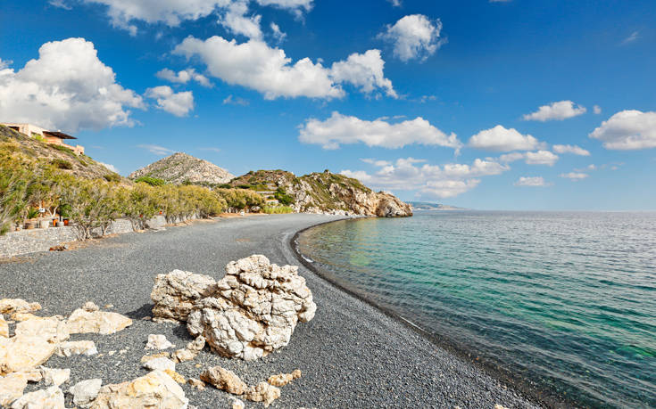 Μαύρα Βόλια: Η διάσημη παραλία της Χίου με την απόκοσμη ομορφιά (φωτο)