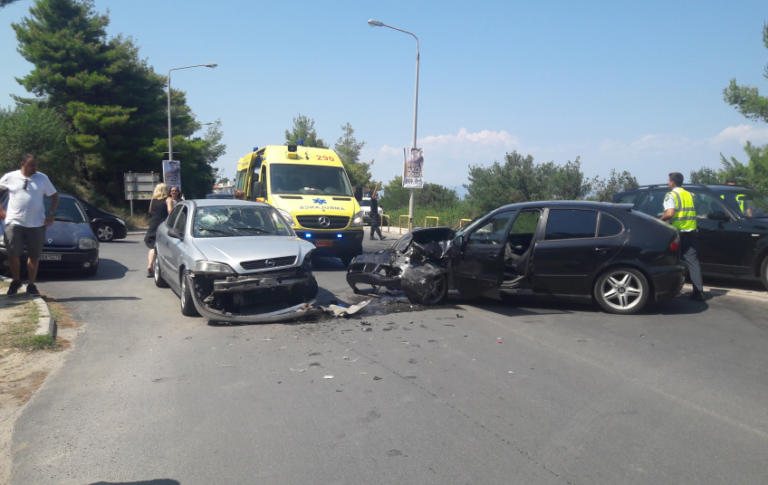 Χαλκιδική: Σοβαρό τροχαίο με δύο τραυματίες – Η νεοεκλεγείσα δήμαρχος Κασσάνδρας, Αναστασία Χαλκιά μετέφερε το θύμα