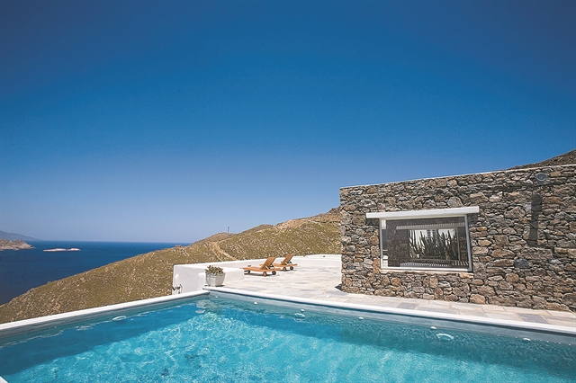 Αλεσάντρα Αμπρόσιο: Η βίλα στον Ορνό και η βόλτα στην Ψαρού (φωτο)