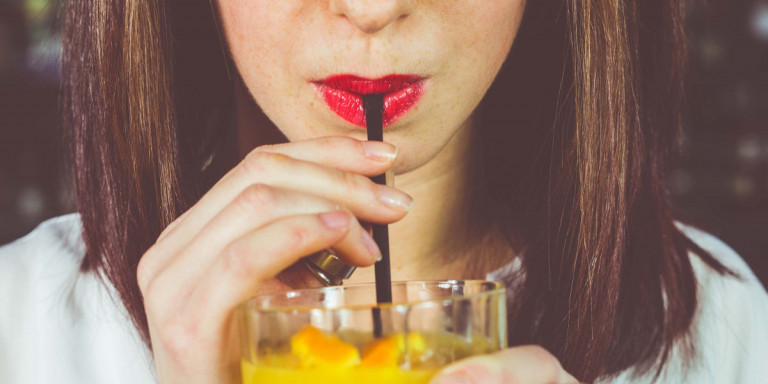 Οι 8 συνήθειες που πρέπει να κόψετε αν δεν θέλετε να έχετε ρυτίδες γύρω από τα χείλια