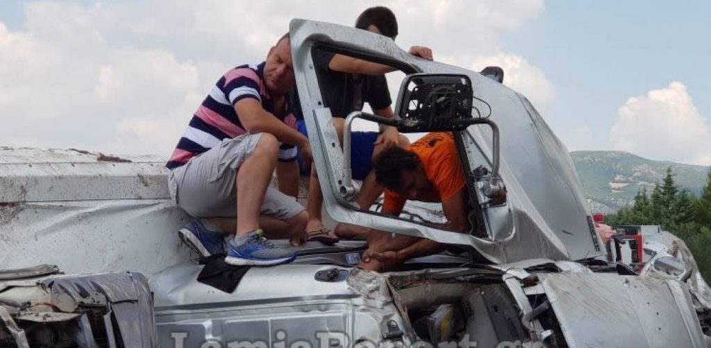 Λαμία: Καρέ-καρέ ο απεγκλωβισμός οδηγού νταλίκας (φωτο-βίντεο)