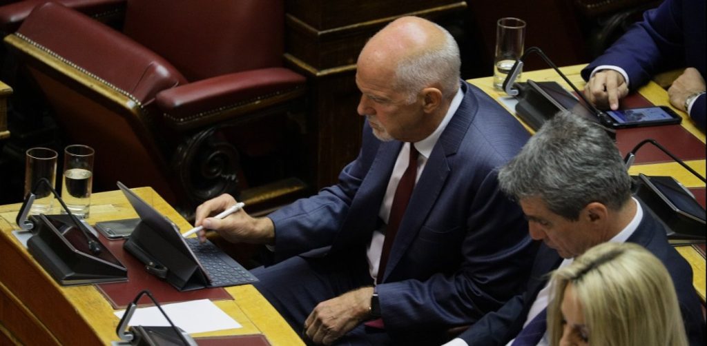 Με τα γκάτζετ του παρέα στην Βουλή ο Γ. Παπανδρέου – Και όχι ένα, αλλά δυο τάμπλετ μαζί