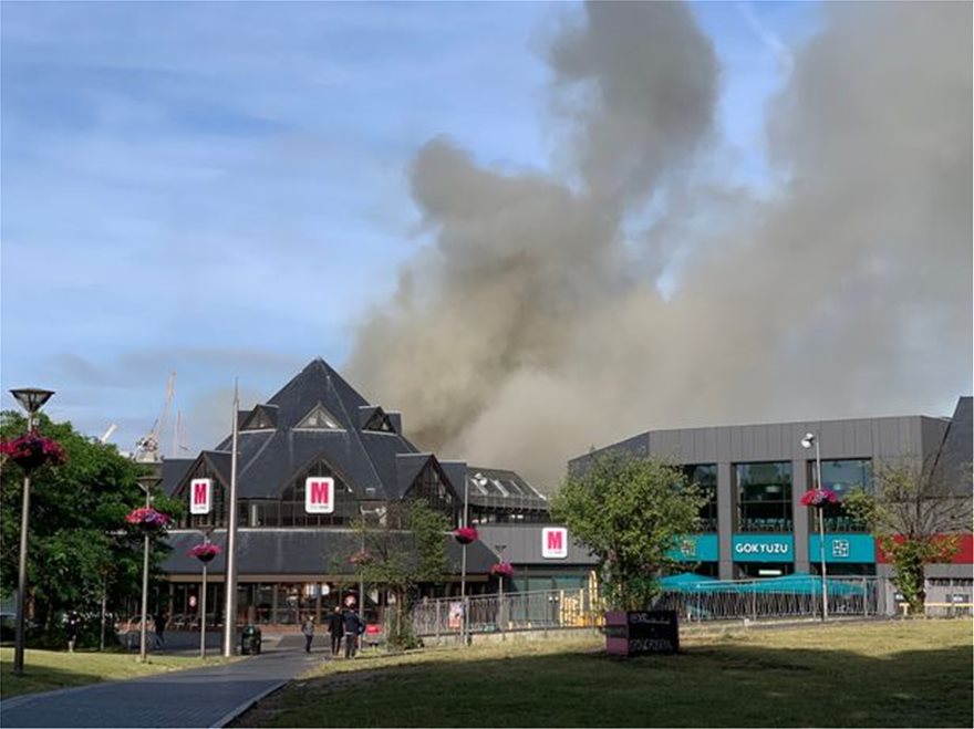 Φωτιά ξέσπασε σε εμπορικό κέντρο στο ανατολικό Λονδίνο (βίντεο-φωτο)