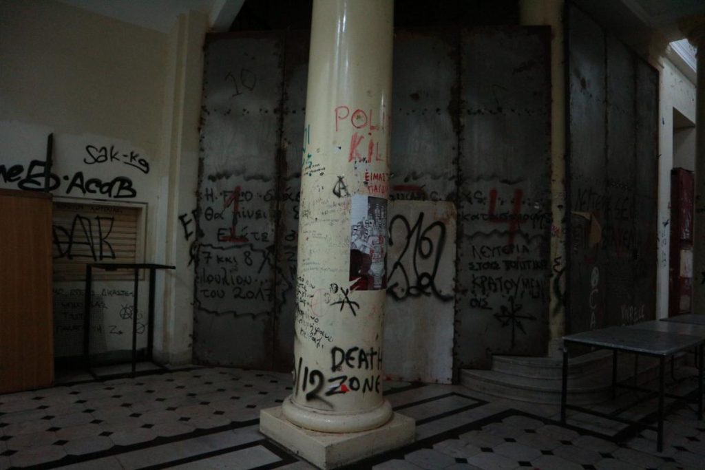 Εικόνες ντροπής στο Πολυτεχνείο: Κατάστρεψαν το κτίριο Γκίνη οι μπαχαλάκηδες (βίντεο)