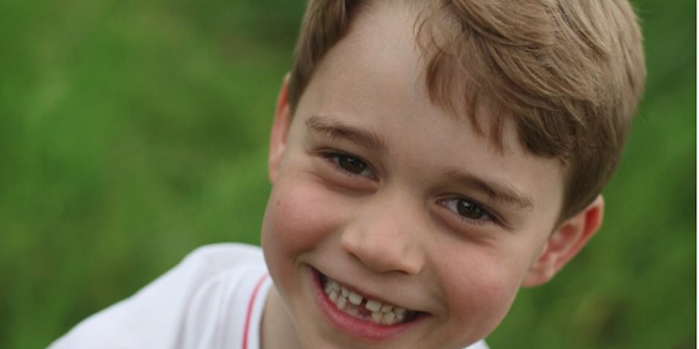 Ο πρίγκιπας Τζορτζ έγινε 6 ετών: Σκασμένος στα γέλια και φαφούτης (φωτο)