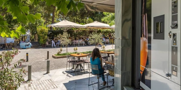 Ο πρώτος αυτόματος πωλητής ελληνικής μπύρας είναι γεγονός και βρίσκεται στο Θησείο (φωτο)