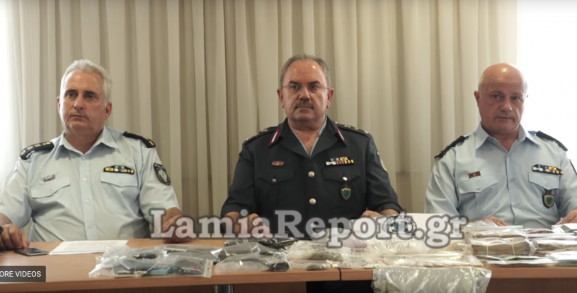 Απίστευτο: Χτυπούσε κατασχεμένο κινητό για ναρκωτικά την ώρα της παρουσίασης…& όλα αυτά στη Λαμία! (βίντεο)