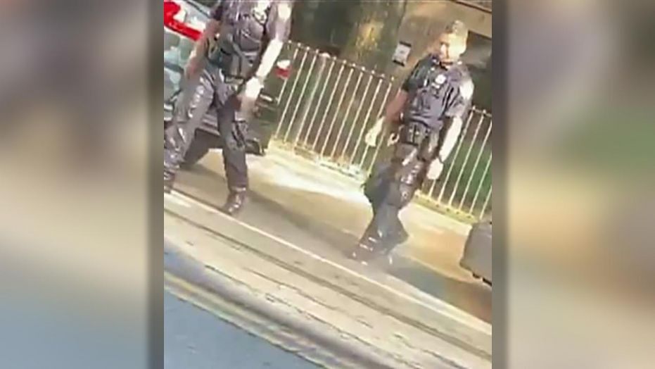 Χαμός στις ΗΠΑ μετά τις εικόνες νεαρών να μπουγελώνουν αστυνομικούς