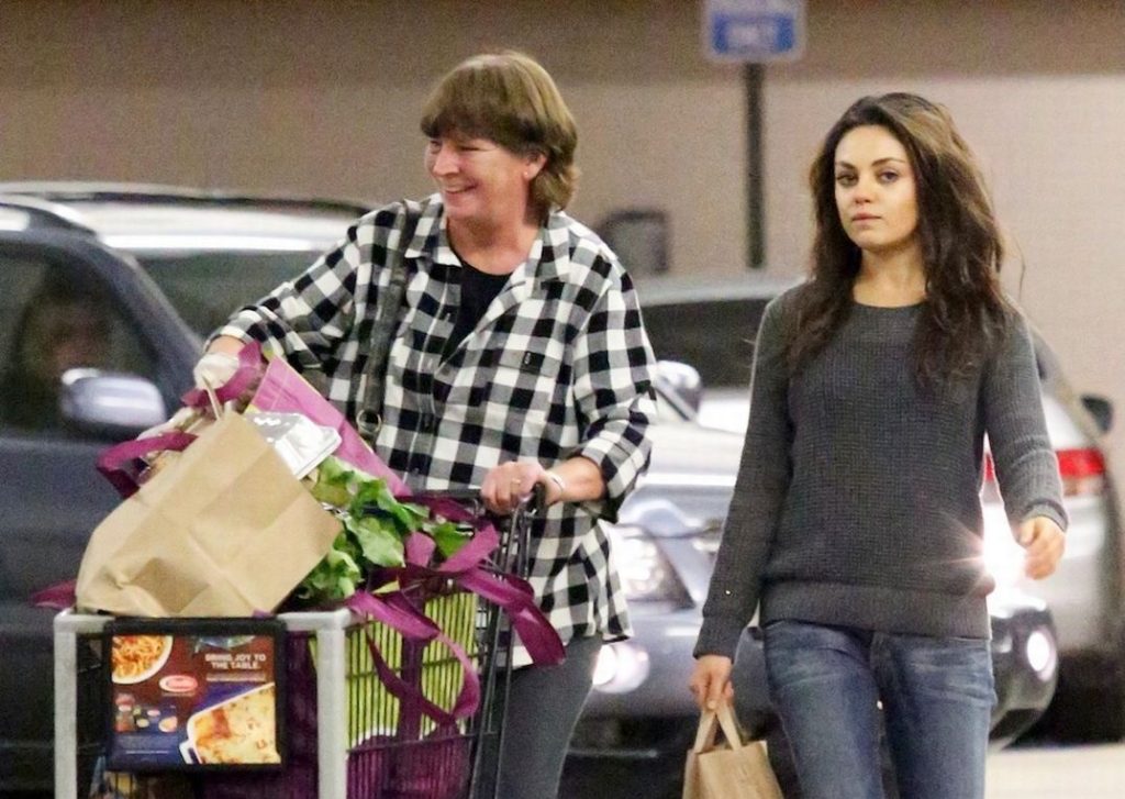 Απαράδεκτες πρακτικές από τη Μίλα Κούνις: Κερδίζει εκατομμύρια αλλά ψωνίζει με εκπτωτικά κουπόνια