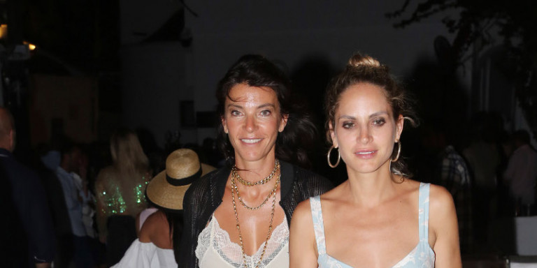 H Mαρίνα Βερνίκου στη Μύκονο με δερμάτινο σορτσάκι – Με τρία παιδιά και φοβερή σιλουέτα (φωτο)